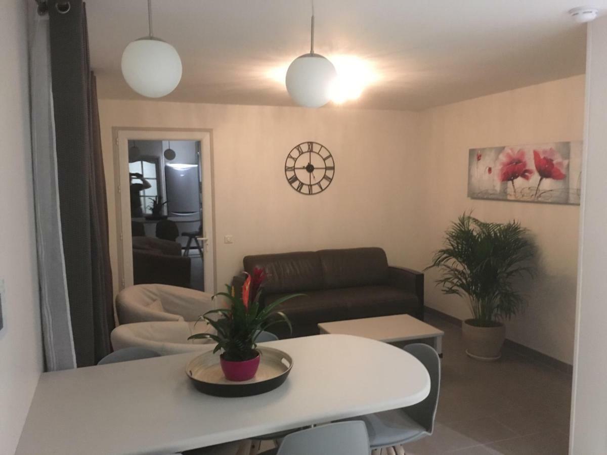 Au Tilleul Lägenhet Mezieres-sur-Seine Exteriör bild
